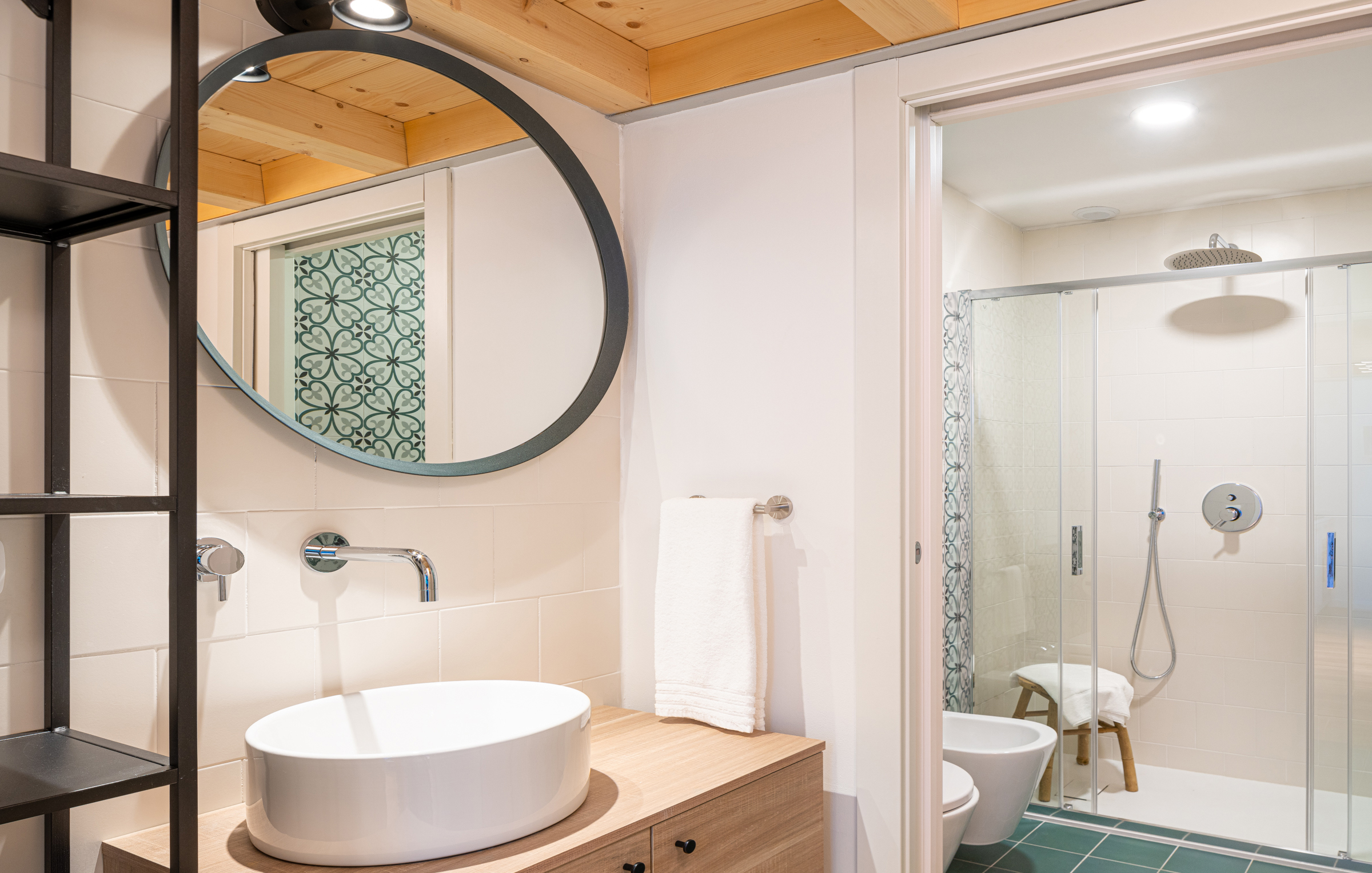 ll bagno degli appartamenti di Residenza Dergano a Milano ha una grande doccia